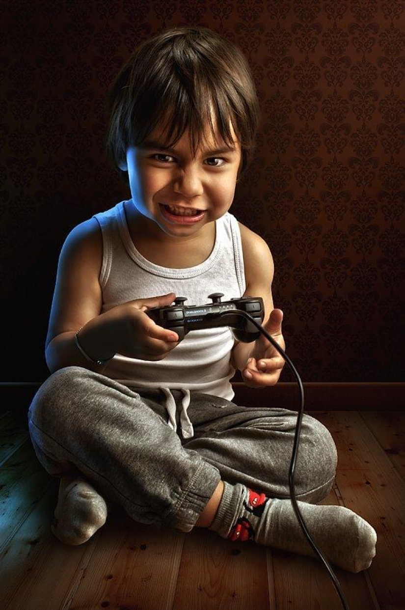 Childhood in the frame: dad takes a picture of his son Childhood in the frame: dad takes a picture of his son