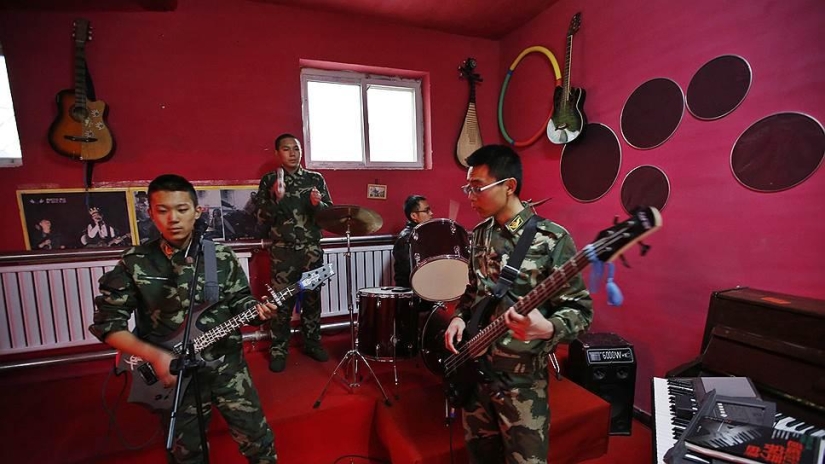 China fights internet addiction with drills