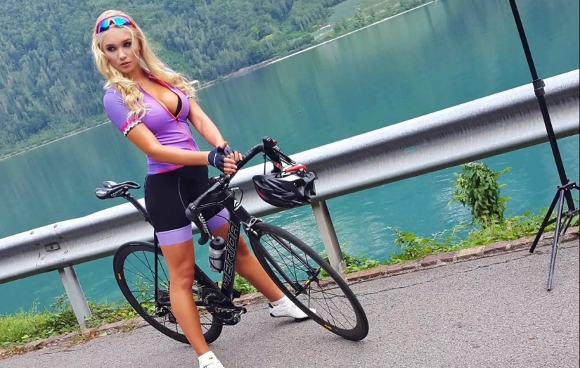 Ciclistas: hermosas chicas con una gran figura