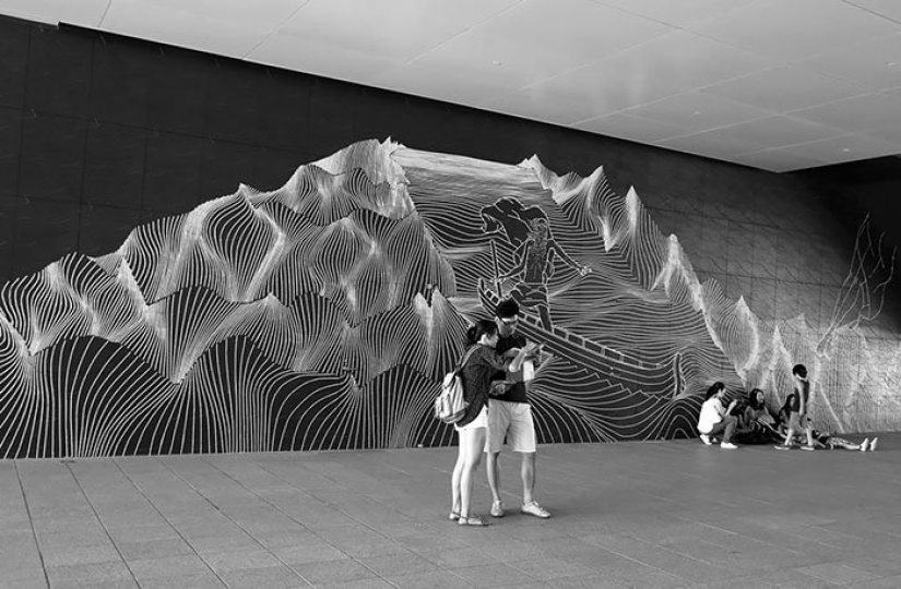 Cinta aislante en lugar de pintura. Hermoso arte callejero a partir de materiales improvisados. Cinta aislante en lugar de pintura. Hermoso arte callejero a partir de materiales improvisados.