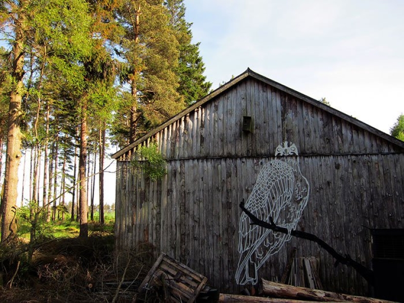Cinta aislante en lugar de pintura. Hermoso arte callejero a partir de materiales improvisados. Cinta aislante en lugar de pintura. Hermoso arte callejero a partir de materiales improvisados.