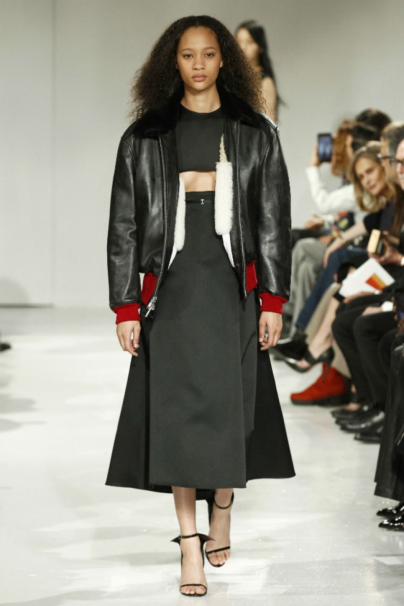 Cleavage on the contrary: the trend for seductive outfits that open the chest from below