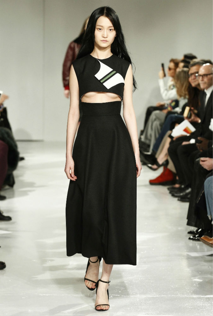 Cleavage on the contrary: the trend for seductive outfits that open the chest from below