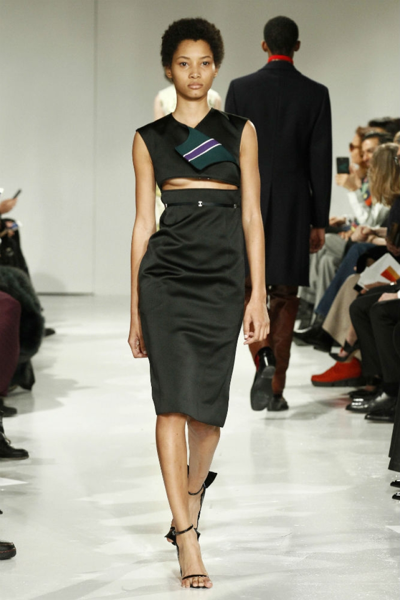 Cleavage on the contrary: the trend for seductive outfits that open the chest from below