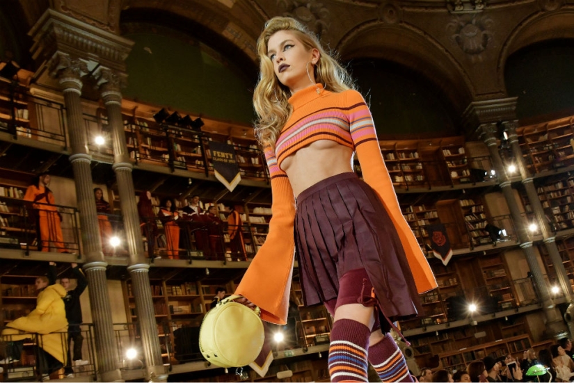 Cleavage on the contrary: the trend for seductive outfits that open the chest from below