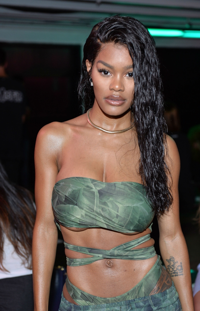 Cleavage on the contrary: the trend for seductive outfits that open the chest from below