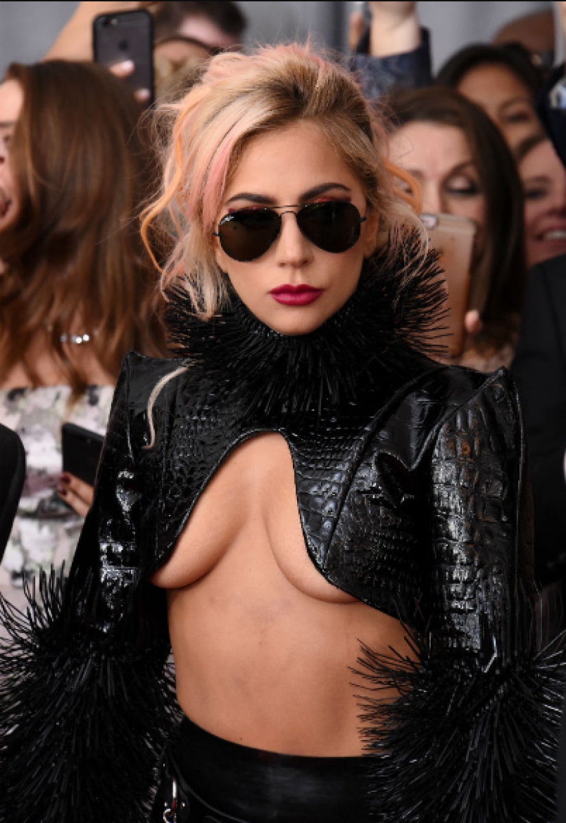 Cleavage on the contrary: the trend for seductive outfits that open the chest from below