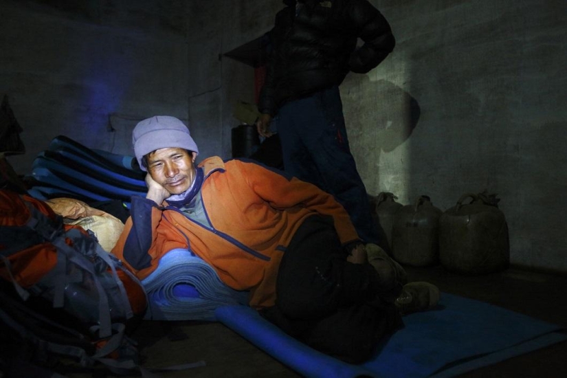 Climbing Everest Climbing Everest