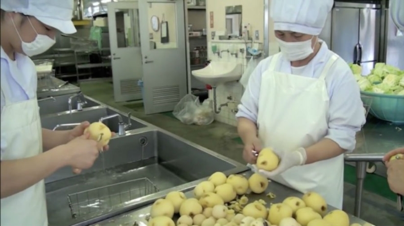 Cómo almuerzan los niños en una escuela japonesa