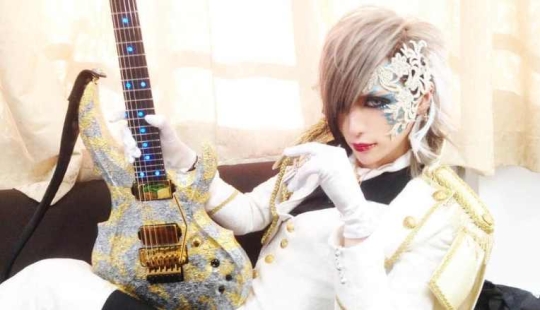 Cómo el músico japonés MiA modifica su cuerpo para tocar mejor la guitarra