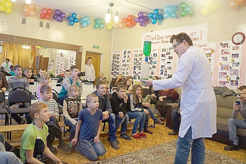 Cómo funciona el "Profesor Nicolás Science Show" Cómo funciona el "Profesor Nicolás Science Show"