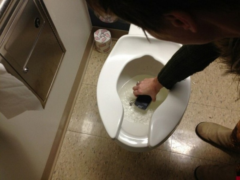 Cómo no ahogar su teléfono inteligente: una idea para aquellos que no se separan del teléfono ni siquiera en el baño Cómo no ahogar su teléfono inteligente: una idea para aquellos que no se separan del teléfono ni siquiera en el baño