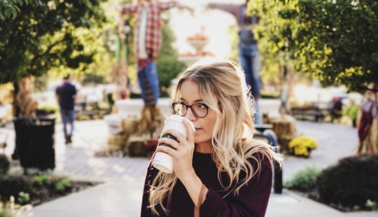 Cómo salvar los dientes de las manchas para los amantes del café: trucos prácticos de dentistas estadounidenses