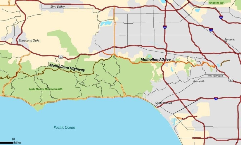 Coches raros en los acantilados de Mulholland Drive