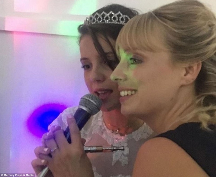 Colegiala británica celebró su graduación con 120 ciclistas