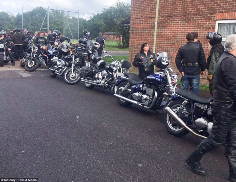 Colegiala británica celebró su graduación con 120 ciclistas