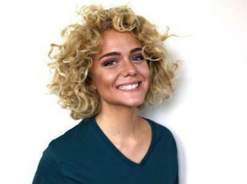 Colegiala sueca protagonizó en topless porque es feminista