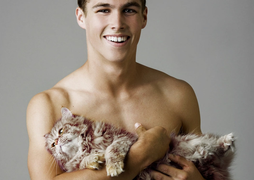 Combo effect: photographer takes hypnotizing pictures of half-naked beauties with cats