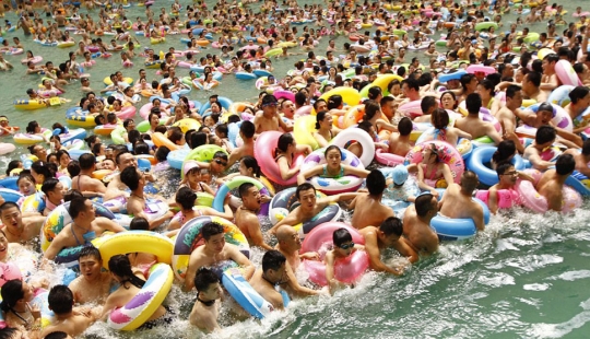 Como arenque en un barril: 10 mil chinos escapan del calor en la piscina más grande Como arenque en un barril: 10 mil chinos escapan del calor en la piscina más grande
