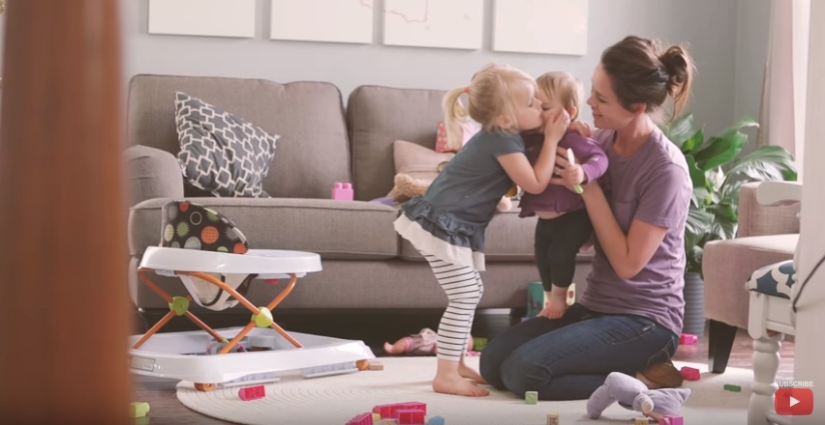 "Como de costumbre" y "mágicamente" : el mismo día a través de los ojos de madre e hijo "Como de costumbre" y "mágicamente" : el mismo día a través de los ojos de madre e hijo