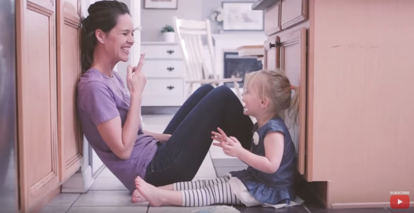 "Como de costumbre" y "mágicamente" : el mismo día a través de los ojos de madre e hijo "Como de costumbre" y "mágicamente" : el mismo día a través de los ojos de madre e hijo