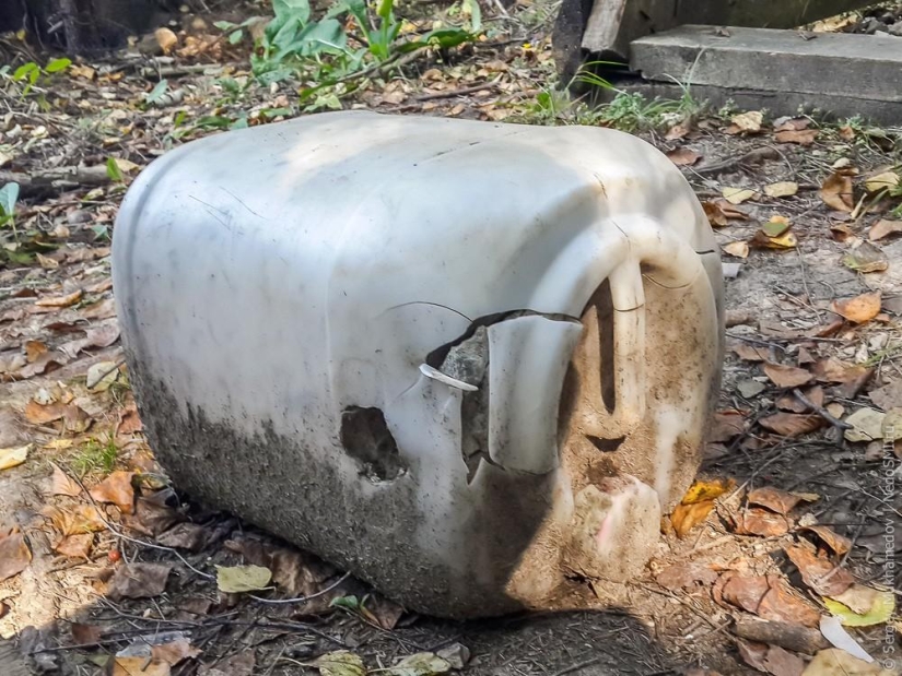 Complejo de poder "Pinocho": Mecedora de madera en el bosque Complejo de poder "Pinocho": Mecedora de madera en el bosque