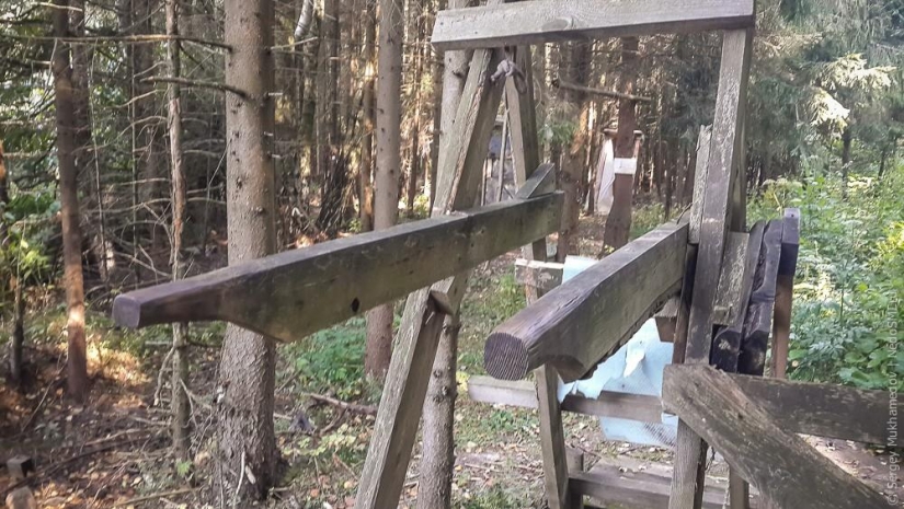 Complejo de poder "Pinocho": Mecedora de madera en el bosque Complejo de poder "Pinocho": Mecedora de madera en el bosque