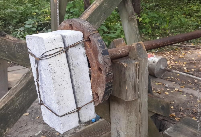 Complejo de poder "Pinocho": Mecedora de madera en el bosque Complejo de poder "Pinocho": Mecedora de madera en el bosque