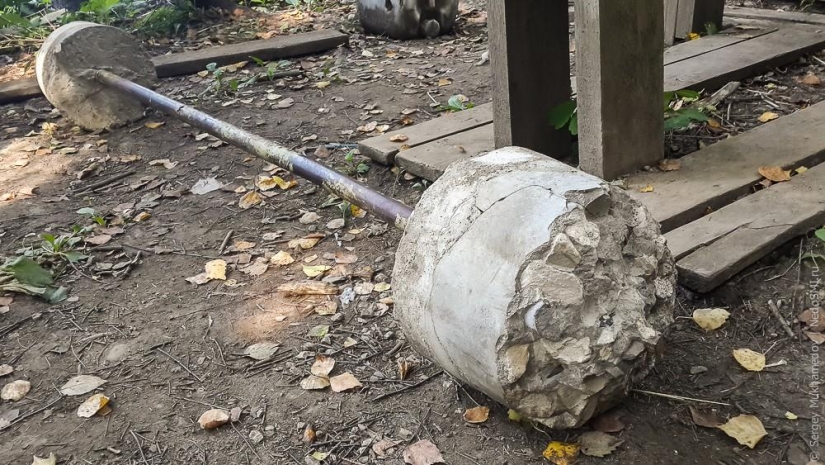 Complejo de poder "Pinocho": Mecedora de madera en el bosque Complejo de poder "Pinocho": Mecedora de madera en el bosque