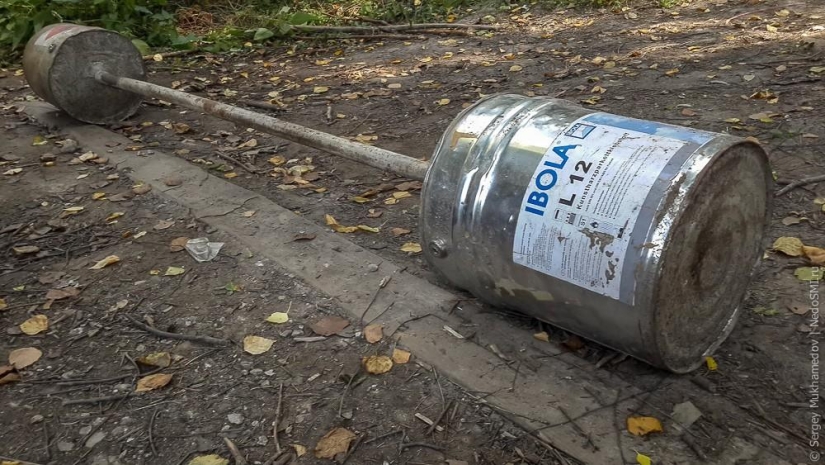 Complejo de poder "Pinocho": Mecedora de madera en el bosque Complejo de poder "Pinocho": Mecedora de madera en el bosque