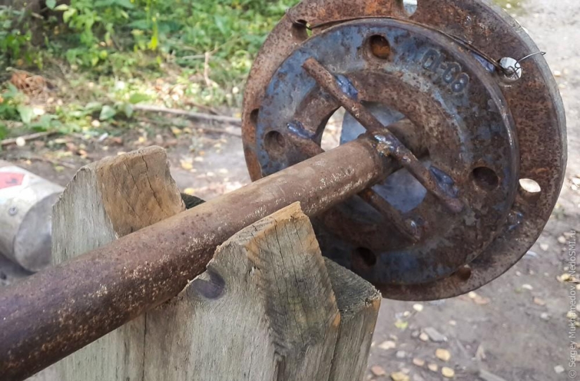 Complejo de poder "Pinocho": Mecedora de madera en el bosque Complejo de poder "Pinocho": Mecedora de madera en el bosque