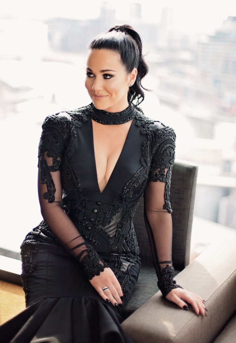 Contrary to tradition: the bride arrived at the wedding in a black dress