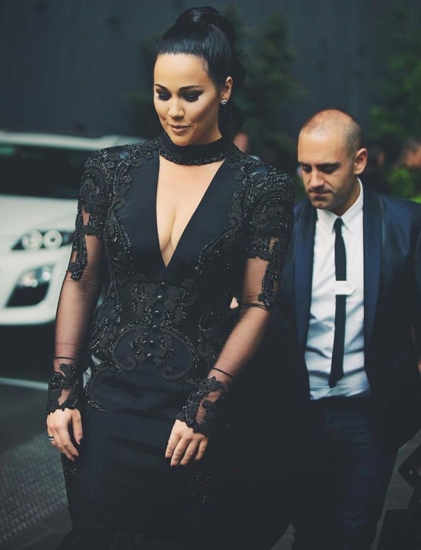 Contrary to tradition: the bride arrived at the wedding in a black dress