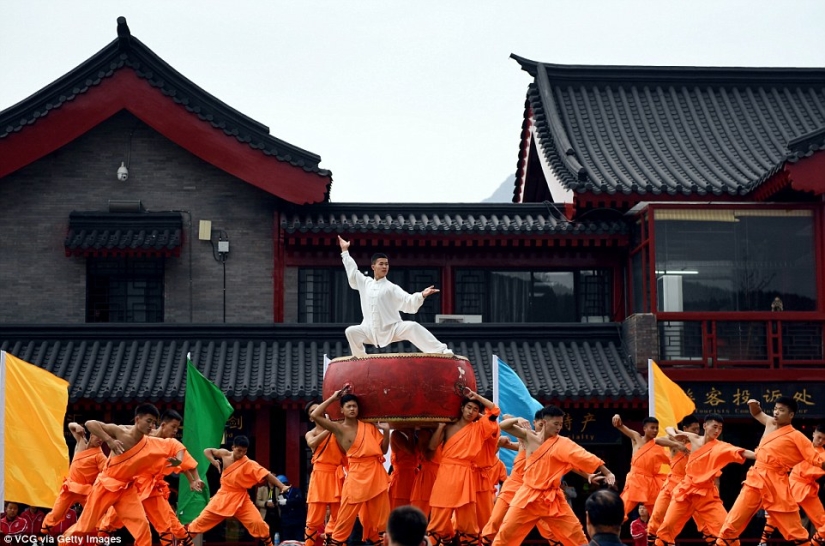 Coro de Kung Fu: 30 mil estudiantes de todo el mundo mostraron una clase en el monasterio Shaolin