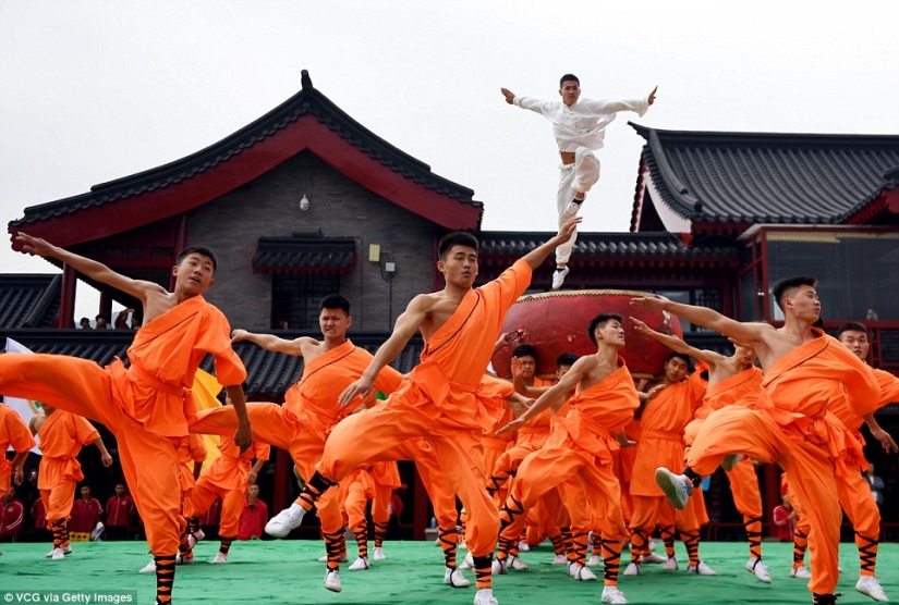 Coro de Kung Fu: 30 mil estudiantes de todo el mundo mostraron una clase en el monasterio Shaolin