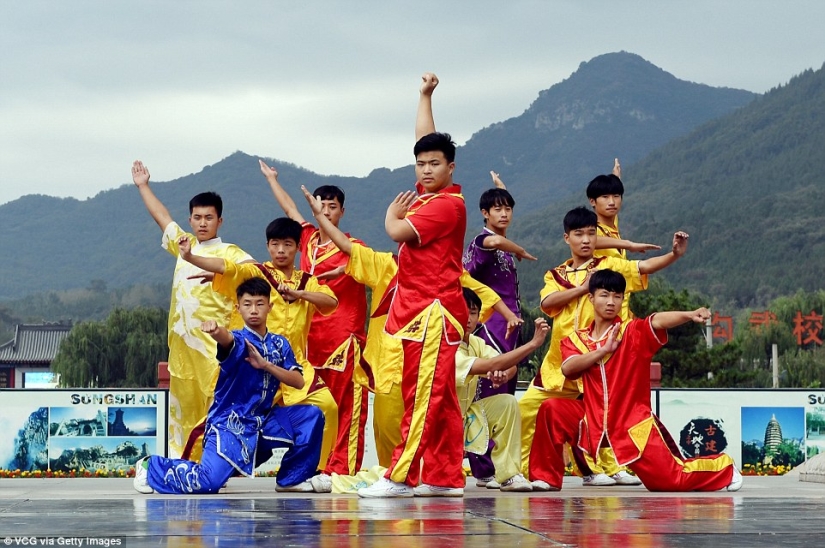 Coro de Kung Fu: 30 mil estudiantes de todo el mundo mostraron una clase en el monasterio Shaolin