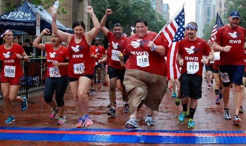 Correr sin parar: un chico que pesa 250 kg inspira a la gente con su ejemplo