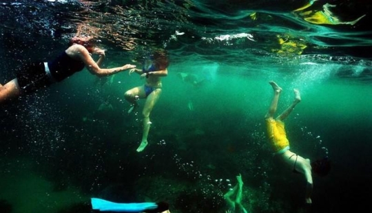 Corriendo bajo las olas