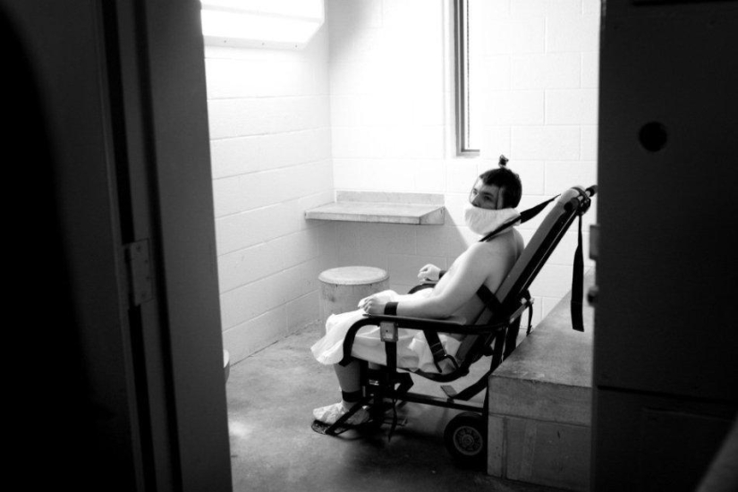 Creepy photos of the mentally ill in an American prison