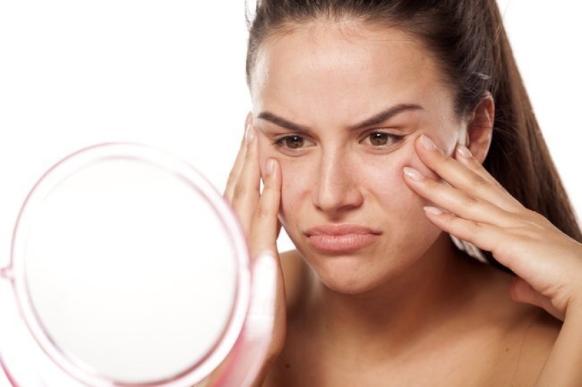 ¿Cuidas diligentemente tu piel facial, gastas cantidades decentes en cosméticos y procedimientos, pero todavía no hay el efecto deseado? Quizás estés haciendo algo todos los días que no es bueno para tu piel. Veamos algunos errores imperdonables.