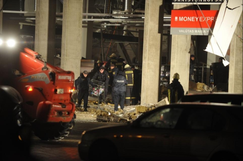 Dangerous shopping: the roof collapsed in one of the shopping centers in Riga Dangerous shopping: the roof collapsed in one of the shopping centers in Riga