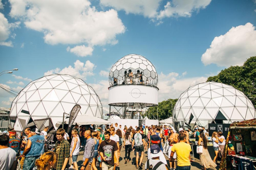 Dar dinero y atención Dar dinero y atención