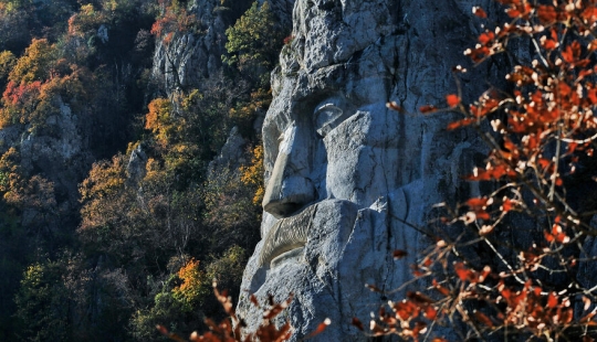 Decebal Rey De Dacia Estatua En Roca, Dacia Era Provincia Antic De Rumania, Se Europa.