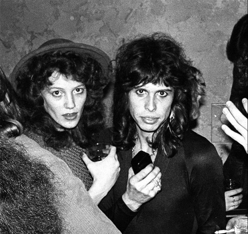 Desde Elvis Presley hasta Brad Pitt, aquí hay 12 celebridades masculinas que han salido con chicas adolescentes