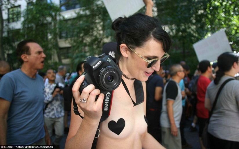 Desnudas en la acera: en el" Día del topless", las mujeres estadounidenses salieron a las calles con los senos desnudos en defensa de la igualdad de género