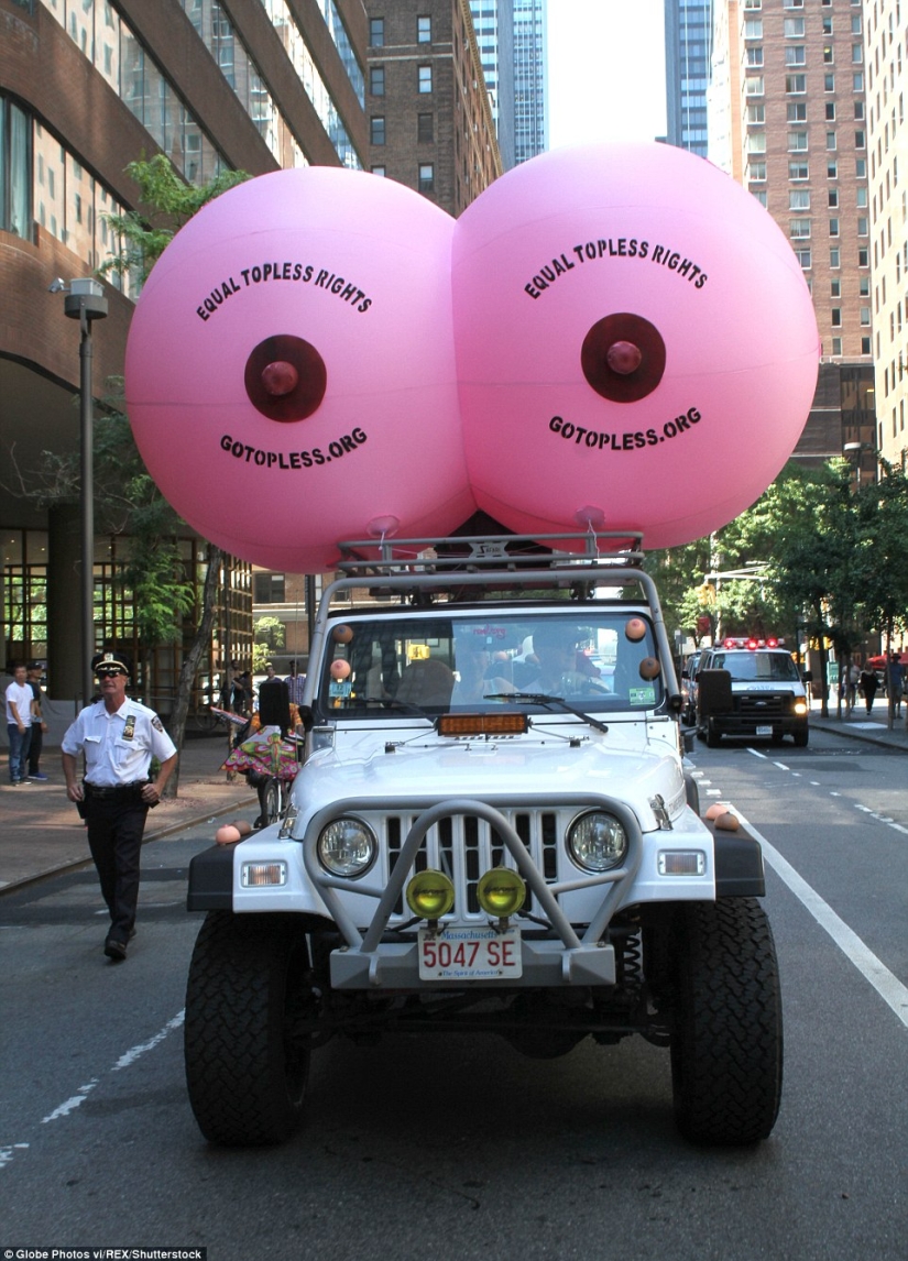 Desnudas en la acera: en el" Día del topless", las mujeres estadounidenses salieron a las calles con los senos desnudos en defensa de la igualdad de género