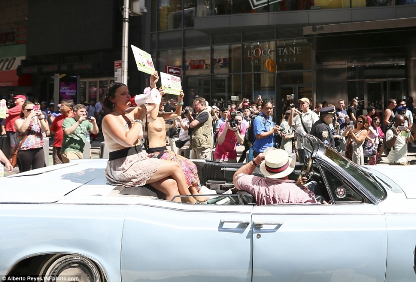 Desnudas en la acera: en el" Día del topless", las mujeres estadounidenses salieron a las calles con los senos desnudos en defensa de la igualdad de género