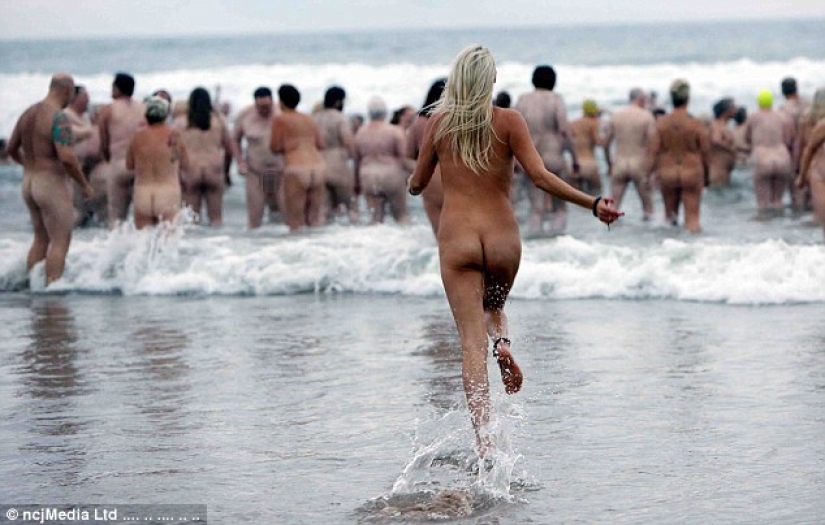 Desnudos: cientos de británicos se bañaron desnudos en el Mar del Norte con fines benéficos