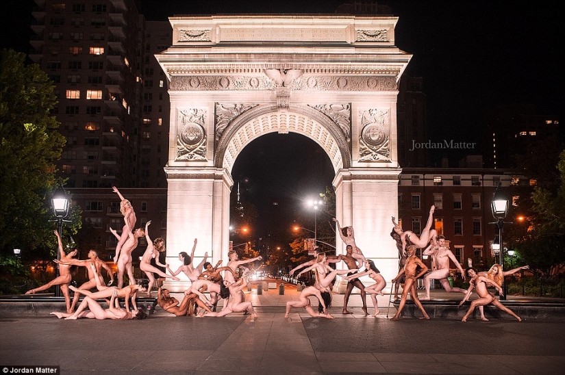 Desnudos en la gran ciudad: bailarines y bailarinas desnudos para un proyecto fotográfico único Desnudos en la gran ciudad: bailarines y bailarinas desnudos para un proyecto fotográfico único