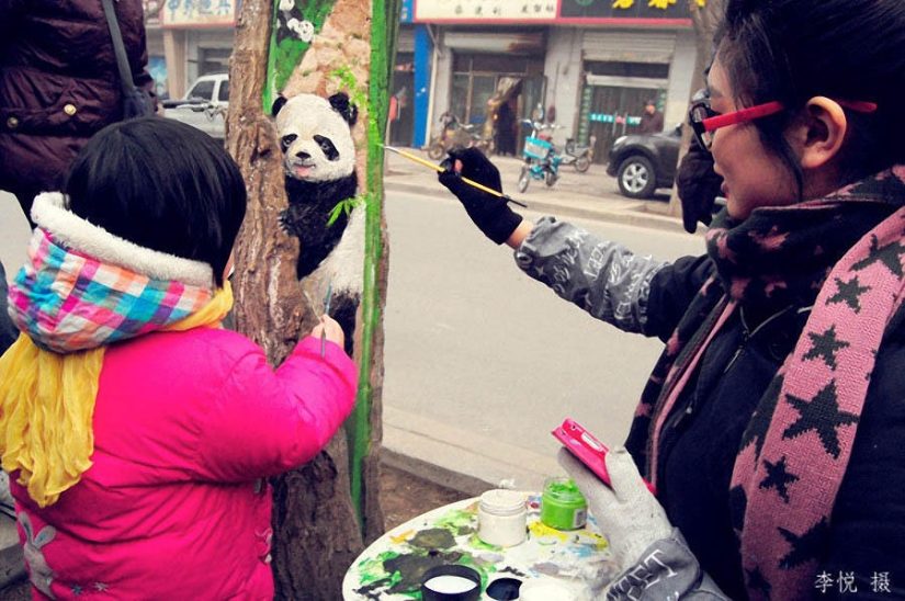 Dibujos en los árboles animan a la gente del pueblo Dibujos en los árboles animan a la gente del pueblo